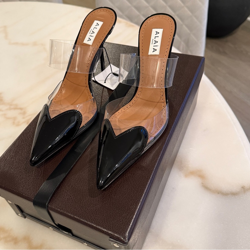 ALAÏA
Cœur 90 PU and patent-leather point-toe mules
38.5